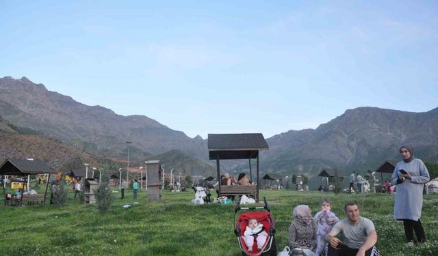 Sason'da vatandaşlar baharın gelmesi ile piknik alanlarına akın etti