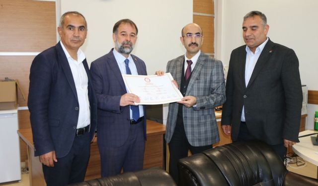 CHP Belediye Meclis Üyesi İmam Aslan mazbatasını aldı