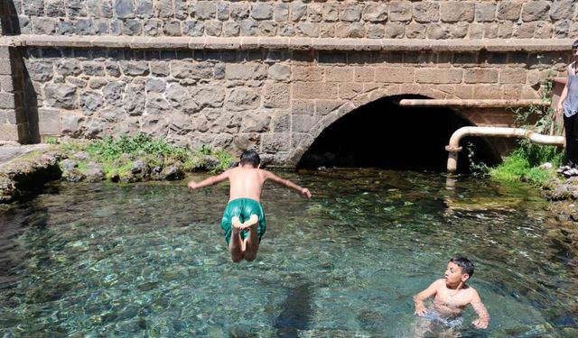 Sıcaklığının birden yükselmesiyle çocuklar havuza girdi