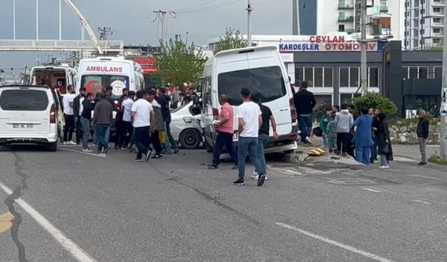 Yenişehir ilçesinde minibüs ile otomobil çarpıştı: 3 yaralı