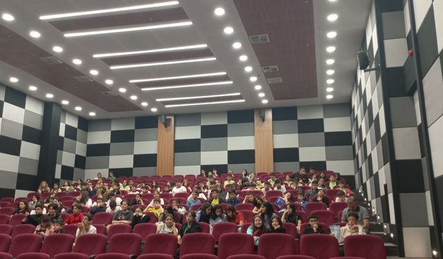 Diyarbakır'da ortaokul öğrencileri "İngilizce Bilgi Kültür Yarışması"nda ter döktü