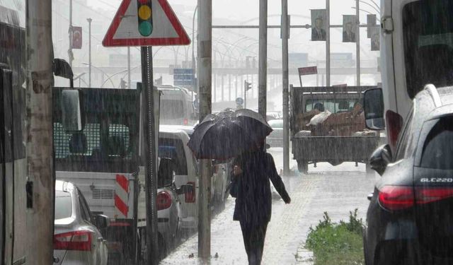 Diyarbakır’da kısa süreli sağanak yağış etkili oldu