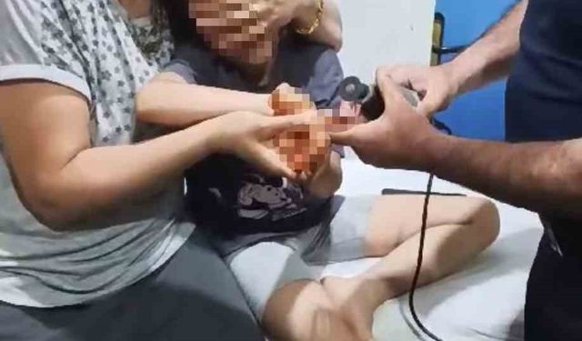 Mardin’de piknik yapan çocuğun parmağına olta iğnesi battı