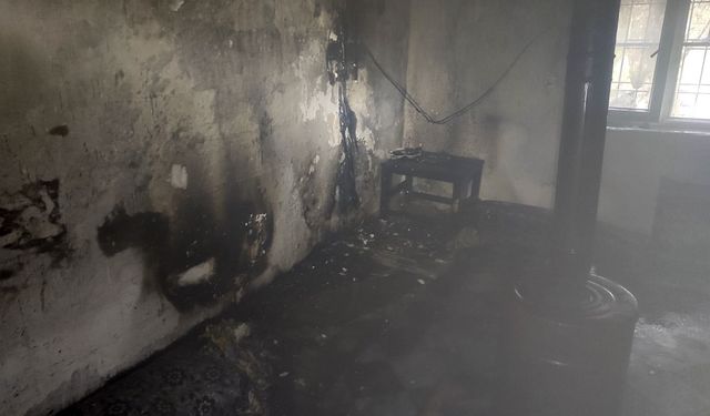 Mardin'de yıldırım isabet eden ev tamammen yandı