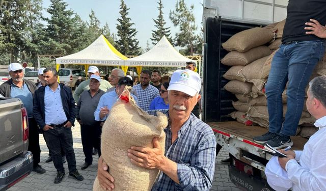 Nurdağı'nda 67 üreticiye 12 ton yer fıstığı tohumu desteği verildi