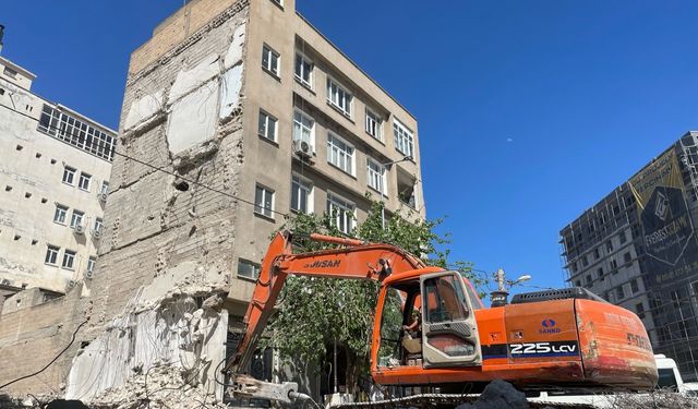 Merkez ve ilçelerdeki Ağır hasarlı binaların yıkımı devam ediyor