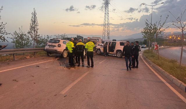 Şırnak'ta iki araç çarpıştı; 2 ölü, 3 kişi yaralı