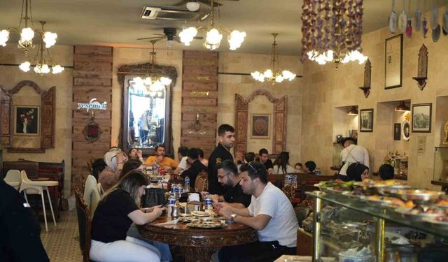 Yerli ve yabancı turistler Gaziantep lezzetlerine akın etti