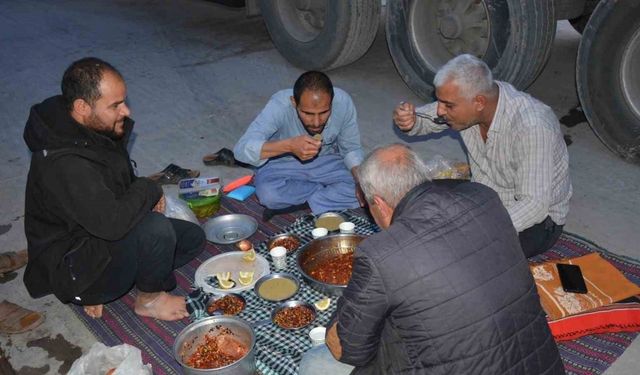 Tır şoförleri Sınır Kapısında sıra beklerken iftar açıyor