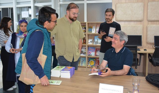 Yazar Harmancı Türk Edebiyatı’nda eleştiri konusunu ele aldı 