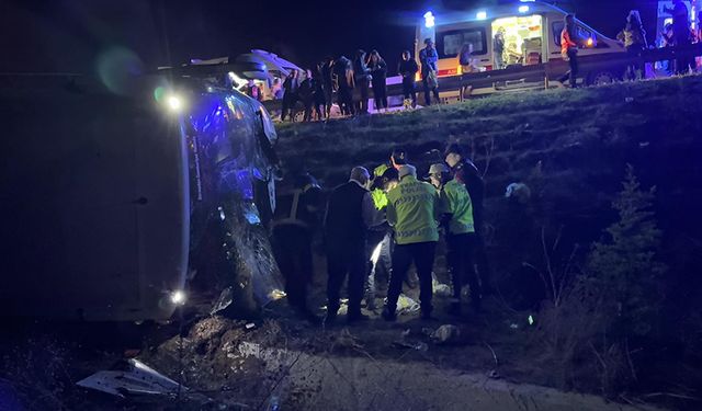 Yolcu otobüsü devrildi: 2 kişi öldü, 34 kişi yaralandı