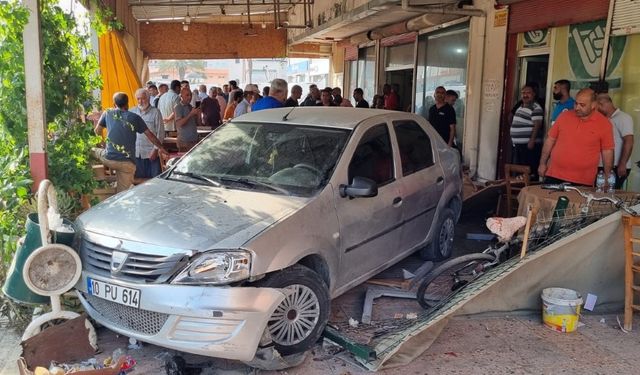Ehliyetsiz sürücü kahvehaneye girdi: 1'i ağır 5 kişi yaralı