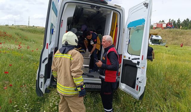Şarampole devrilen hafriyat kamyonunun sürücüsü yaralandı