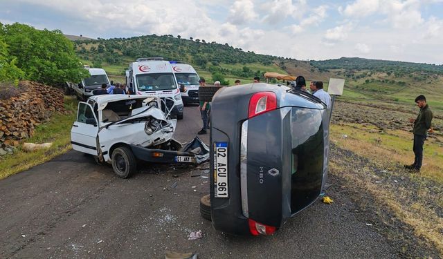 Otomobillerin çarpıştığı kazada sürücüler yaralandı