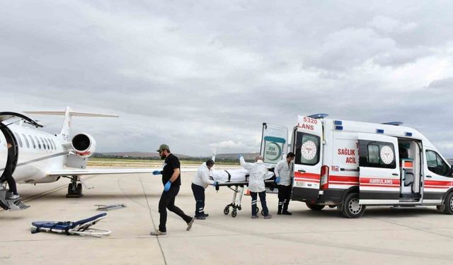 Umre’de rahatsızlanan vatandaş ambulans uçakla getirildi