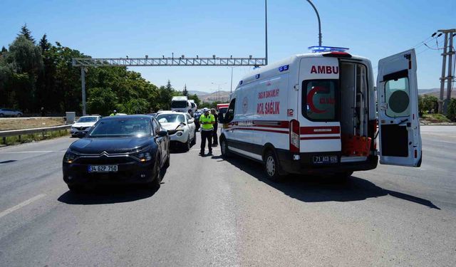 Trafik ışıklarında bekleyen araca çarptı: 6 yaralı