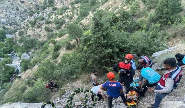 Adıyaman’da uçurumdan düşen genci kurtarma operasyonu