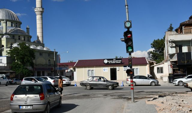 İsrail'in saldırıları trafik lambalarına yerleştirilen yazılarla protesto edildi