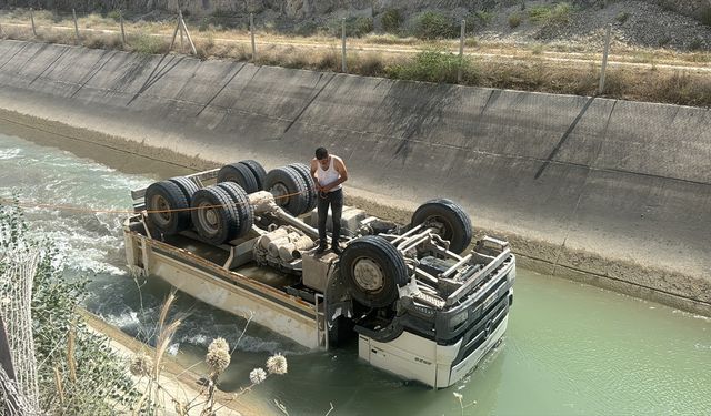 Adıyaman'da devrilen kamyonun sürücüsü öldü