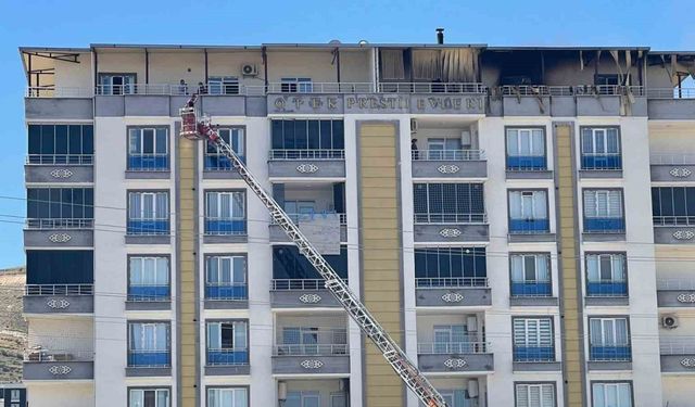 Çatı katında çıkan yangın korku dolu anlara neden oldu