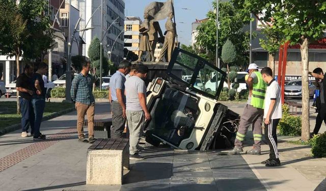 Temizlik aracı havuza düştü