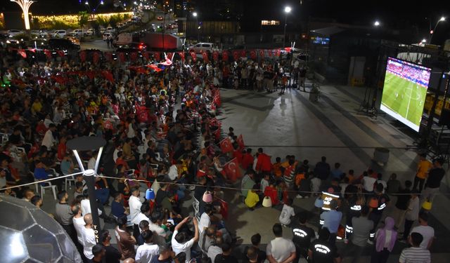 Çekya-Türkiye maçı, dev ekranlardan izlendi