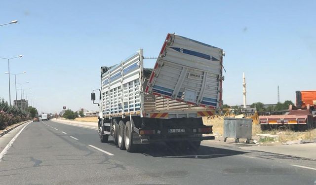 Karayolda tehlikeli yolculuk kameraya yansıdı