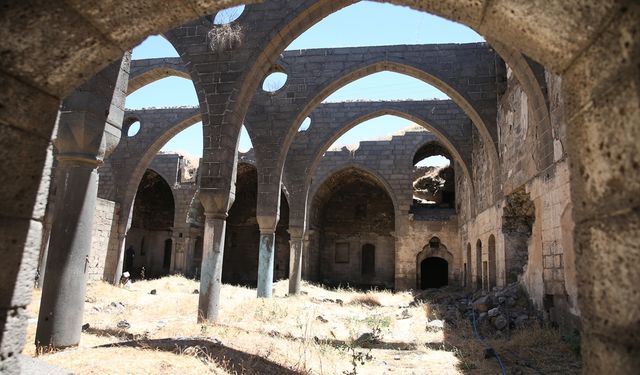 500 yıllık Surp Sarkis Ermeni Kilisesi'nde restorasyon çalışması başlatıldı
