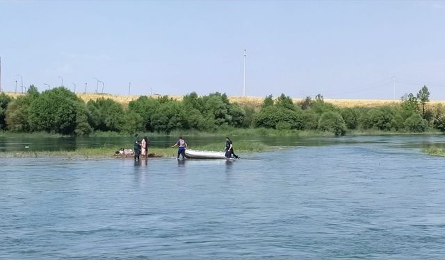 Dicle kıyısında mahsur kalan aile kurtarıldı