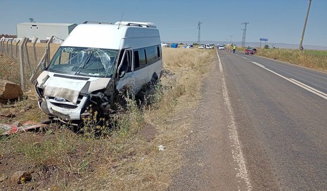 Minibüs ile otomobilin çarpıştığı kazada 22 kişi yaralandı