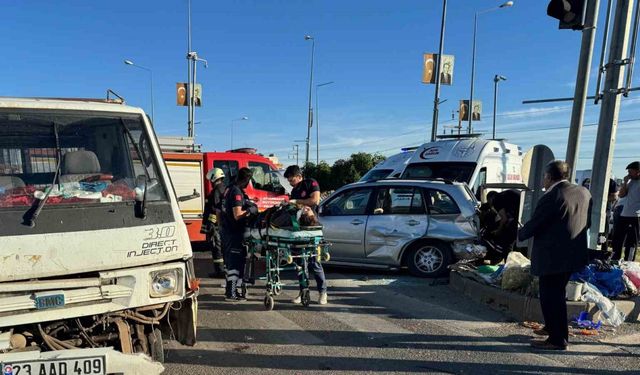 Otomobil ile pikap kavşakta çarpıştı: 4 yaralı