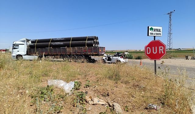 Tıra arkadan çarpan otomobilin sürücüsü hayatını kaybetti