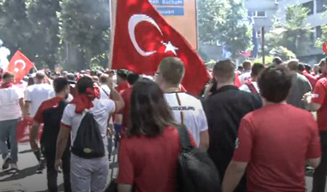 Dortmund sokakları yine kırmızı-beyaz