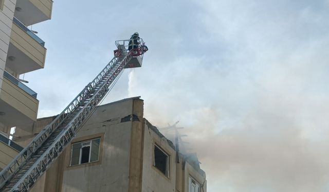 Hasarlı binada çıkan yangın söndürüldü