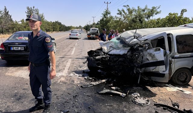 Otomobille çarpışan hafif ticari araçtaki 2 kişi öldü