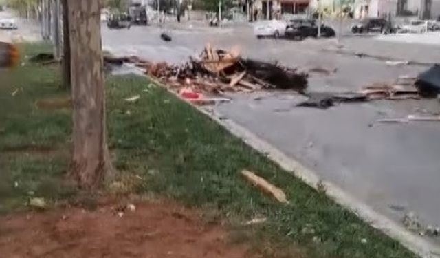 Şiddetli rüzgar çatıları uçurdu, ağaçları kökünden söktü