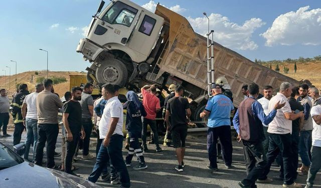 Tır ve kamyon çarpıştı feci kazada 1 ölü, 2 yaralı