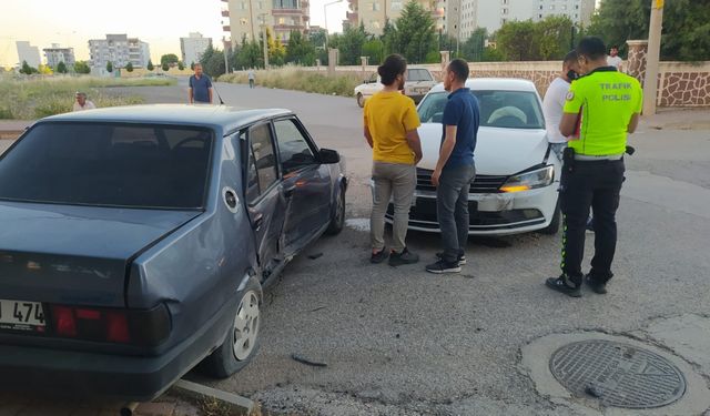 Adıyaman Altınşehir'de İki otomobil çarpıştı