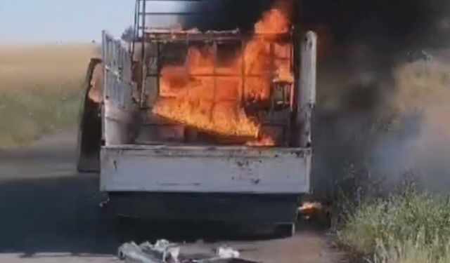 Adıyaman'da seyir halindeki kamyonet küle döndü