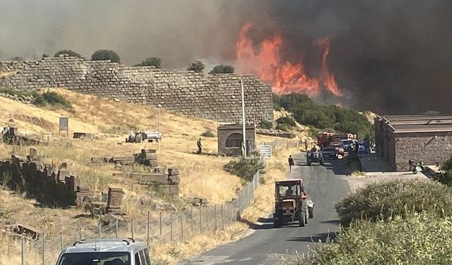 Makilik alanda çıkan yangın antik kent'e sıçradı