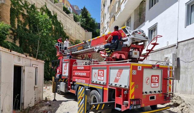 Konteynerin tepesinde mahsur kaldı, itfaiyeyi çağırdı