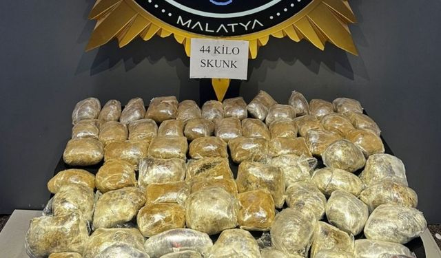 Otomobil'in içinde 44 kilo uyuşturucuyla ilişkin 3 şahıs gözaltına alındı