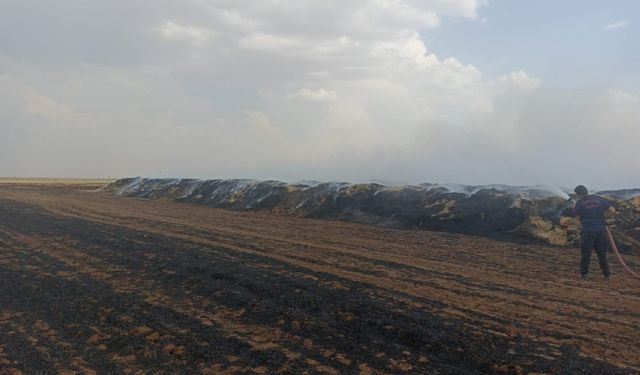 300 ton saman balyası kül oldu