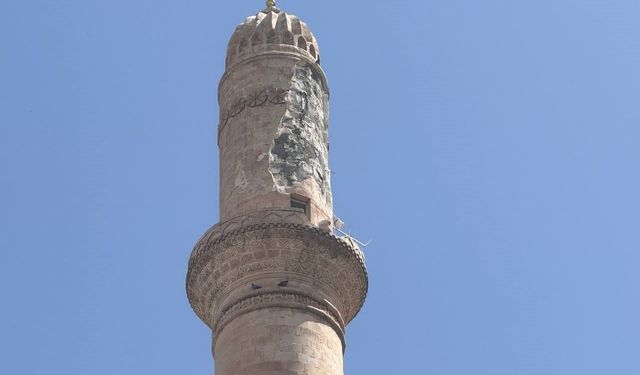 Cami Minaresine yıldırım düştü