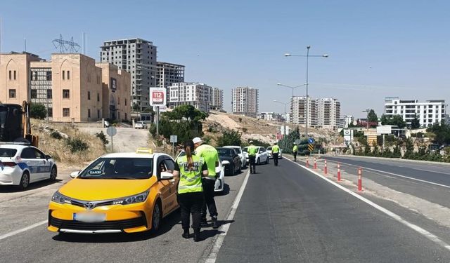 Trafik polisleri araçları denetledi