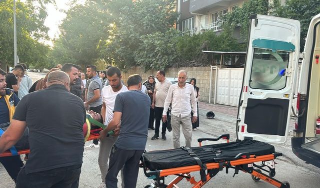 Motosiklet ile otomobil çarpıştı: 1'i ağır 2 yaralı