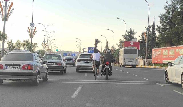 Motosikletli arkadaşına tutundu tehlikeli anlar kamerada görüntülendi