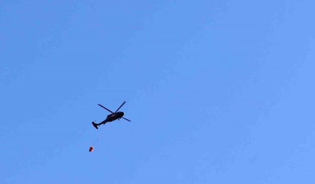 Ormanlık alanda çıkan yangın helikopterle söndürüldü