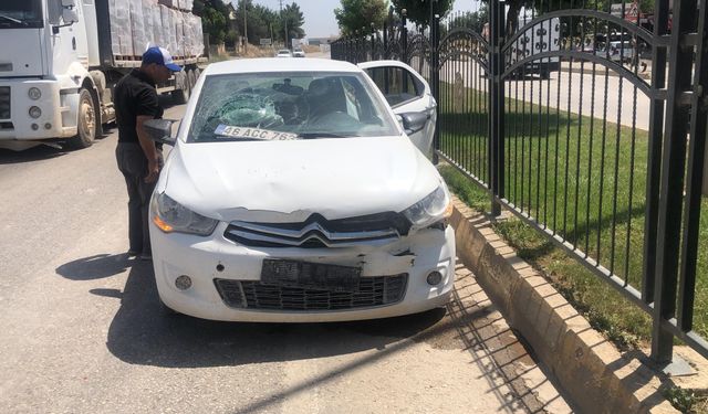 Adıyaman'da otomobil ticari araca çarptı: 2 yaralı