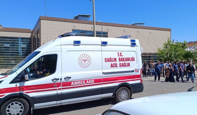 Duvara çarpan aracın sürücüsü yaralandı